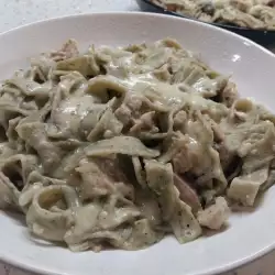 Тальятелле с куриным филе, луком виноградничным и белым соусом