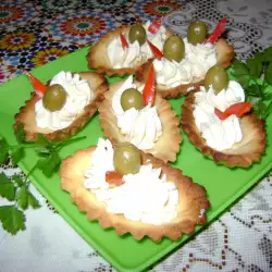 Тарталетки со сливочным сыром и оливками