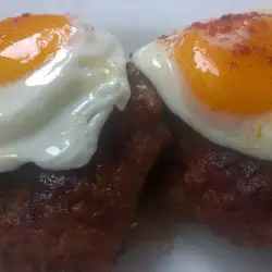 Сочный бифштекс из телятины с яйцом