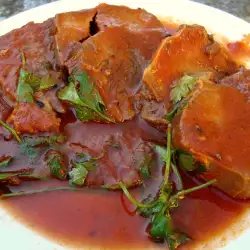 Вареный язык с ароматным томатным соусом