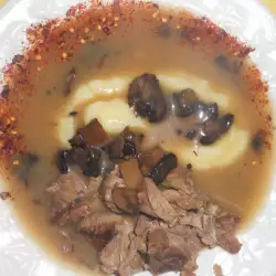 Нежная тушеная телятина с грибами и картофельным пюре