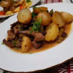 Нежная телятина с грибами и картофелем