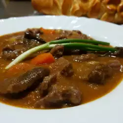 Тушеная телятина с помидорами и грибами