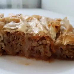 Тыквенный пирог с сиропом, грецкими орехами и корицей