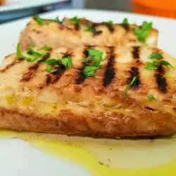 Запеченный маринованный толстолобик на гриле