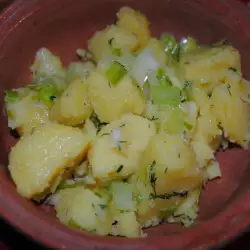 Зимний салат с луком-пореем