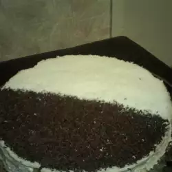 Торт с печеньем, сливками и шоколадной пастой