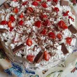 Домашний торт с какао коржами и клубникой