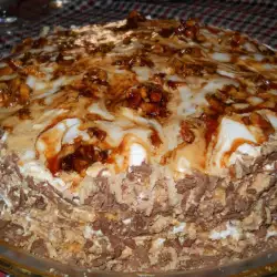 Торт с карамелизованными грецкими орехами и сливками