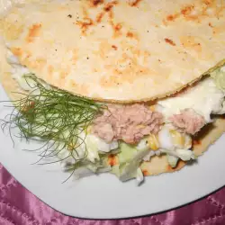 Тортилья с тунцом и салатом