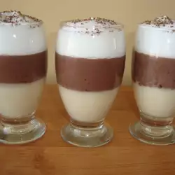 Десерт в стакане с шоколадом