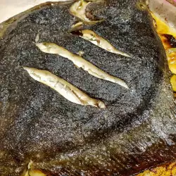 Цельный палтус в духовке с кабачками и чесноком