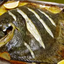 Камбала в духовке с картофелем и репчатым луком