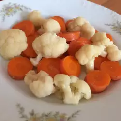 Соленье из цветной капусты и моркови