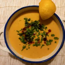 Турецкий суп из красной чечевицыс алеппским перцем