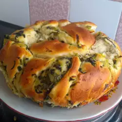 Болгарский соленый пирог тутманик с луком и щавелем