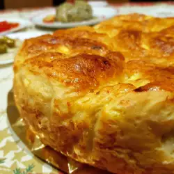Пышный соленый болгарски пирог тутманик на смальце