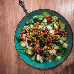 Витаминный салат с нутом и авокадо