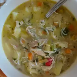 Вкусный куриный суп с лапшой
