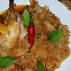 Вкусная курица с капустой в глиняном горшке