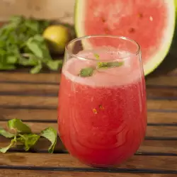 Безалкогольный коктейль с арбузом и лимонами