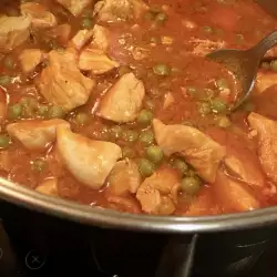 Быстрая яхния с курицей и горошком