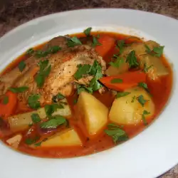 Блюдо с курицей, картофелем и кабачками