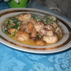 Тушеные грибы со шпинатом и сметаной