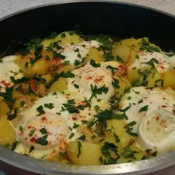 Тушеная картошка с яйцами