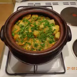 Блюда в глиняном горшке с овощным вульоном