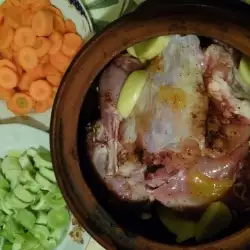 Кролик с луком-пореем и морковью в глиняном горшке