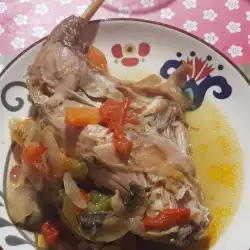 Тушеный кролик с овощами и соусом