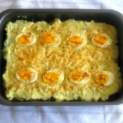 Запеканка с фаршем, картофельным пюре и яйцами