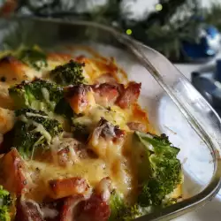 Запеканка с брокколи, картофелем и беконом