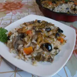 Запеканка с грибами, луком-пореем, рисом и оливками