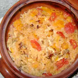 Блюда в глиняном горшке с помидорами