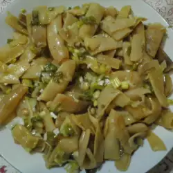 Салат из стручковой фасоли и чеснока