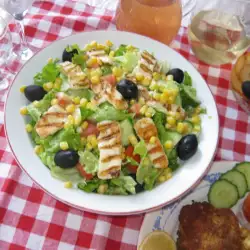 Зеленый салат с запеченным сыром Халуми
