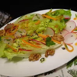 Зеленый салат с мисо дрессингом