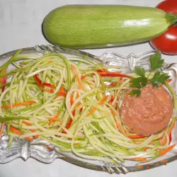 Овощные спагетти с соусом