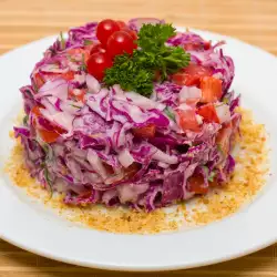 Зимний салат с краснокочанной капустой