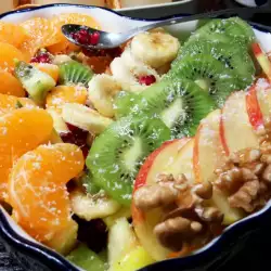 Десерт с фруктами и мандаринами