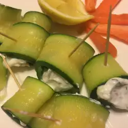 Рулетики с семгой, кабачками и сливочным сыром