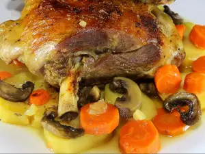 Ножка ягненка с пивом и картофелем в духовке