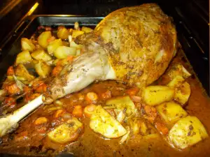 Запеченная ножка ягненка с морковью и картофелем