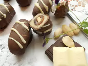 Миндальные конфеты с марципаном и финиками