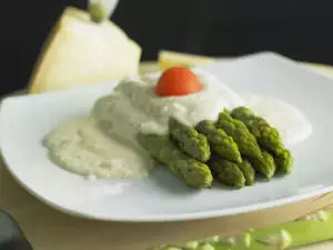 Спаржа с пармезаном и сыром
