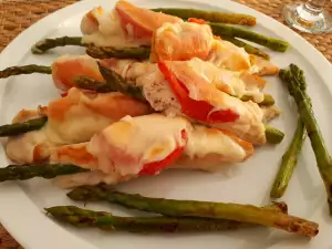Спаржа в курином стейке