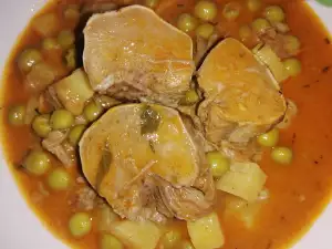 Свиной язык с горошком и картофелем