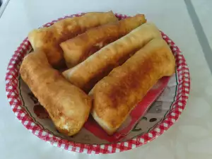 Жареные трубочки из теста с брынзой по рецепту бабушки